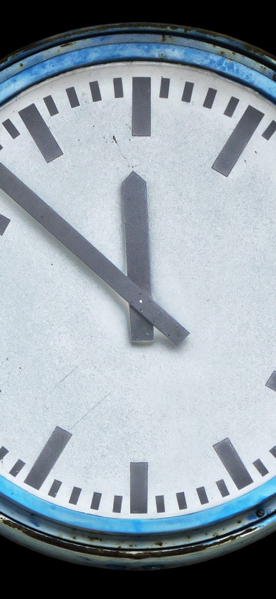 战绩记录页面，以时间顺序列出历次对局的双方比分、用时与操作次数，可逐条展开查看明细